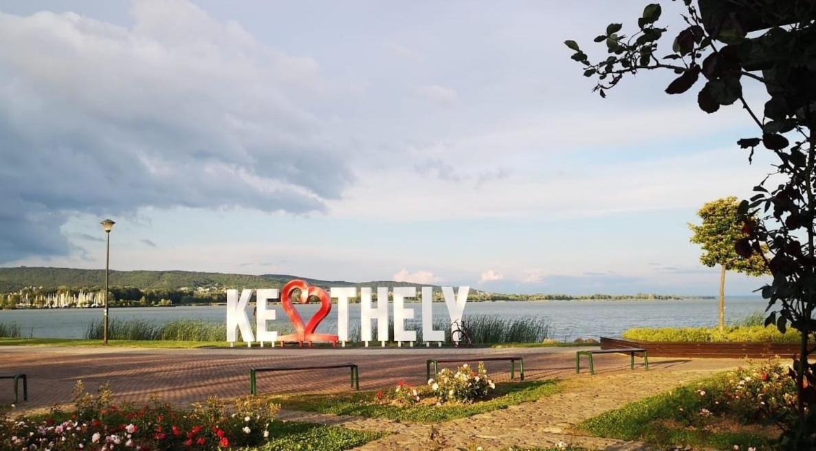 Mediterrania Apartment Кестхей Екстер'єр фото